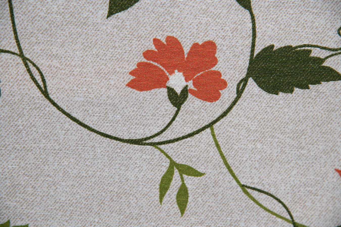 Beschichteter Baumwollstoff Blumen rot beige grün